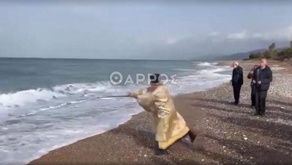 Ιερέας πετά τον σταυρό